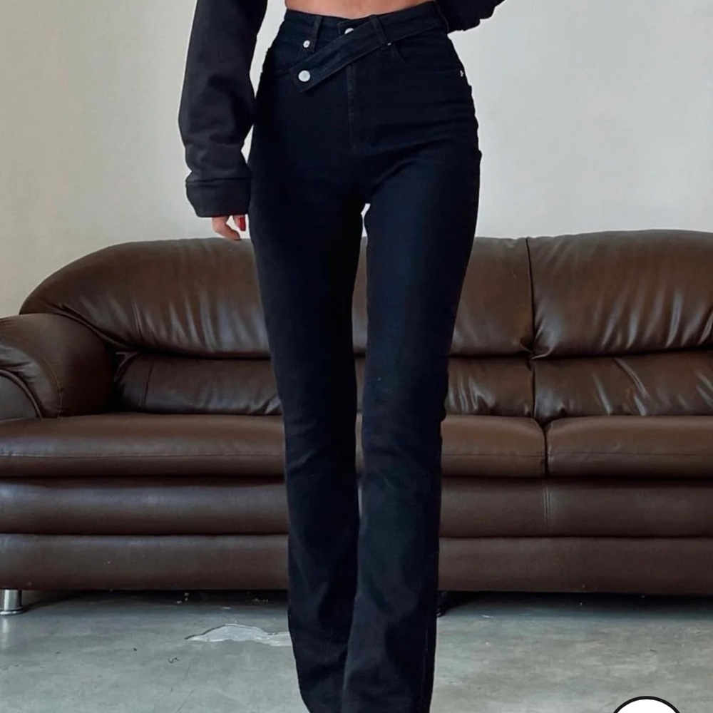 Piral cross belt jeans in black. Size Medium